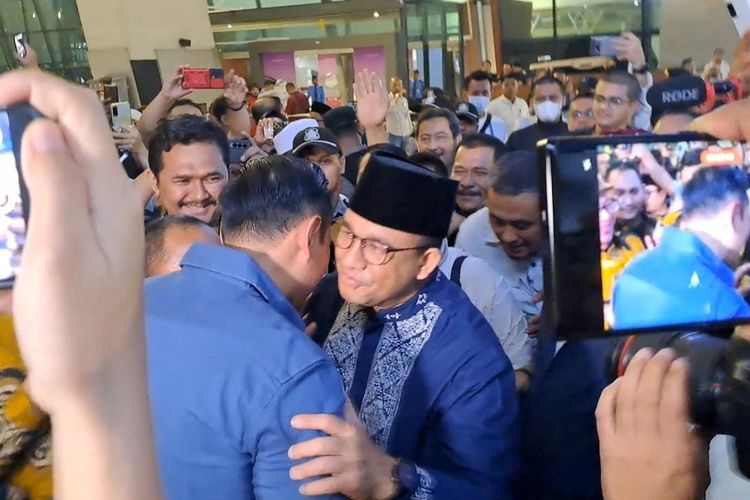 Anies Baswedan langsung memeluk Ketua Umum Partai Demokrat Agus Harimurti Yudhoyono (AHY) di Bandara Soekarno-Hatta, Tangerang, Rabu (12/7/2023) dini hari. 