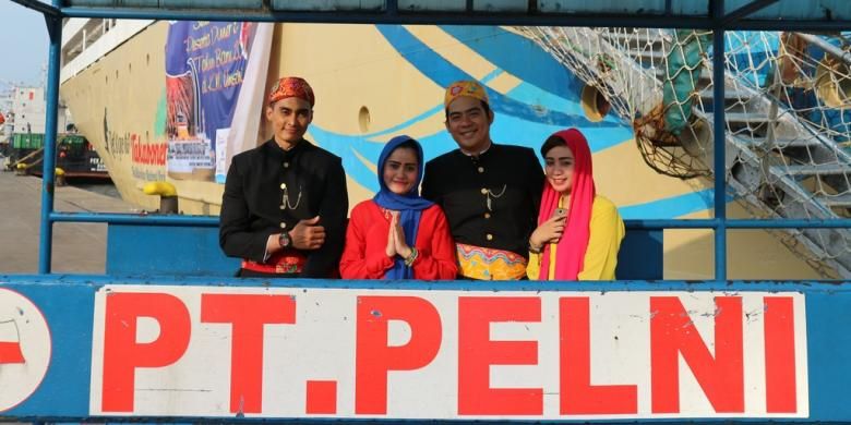 Staf PT Pelni menyambut para peserta yang akan merayakan tahun baru dii Kapal Umsini dengan pakaian adat Jakarta. 