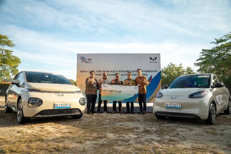 Upacara serah terima unit Wuling EV kepada Negara tanda dimulainya partisipasi Wuling sebagai official car partner di HLF-MSP dan 2nd IAF 2024 berlangsung.