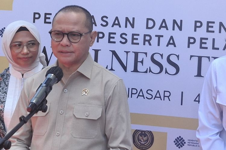 Menteri Pelindungan Pekerja Migran Indonesia (P2MI) Mukhtarudi dan Wakil Menteri P2MI Christina Aryani usai menghadiri di Balai Diklat Industri (BDI) Bali, Kamis (4/12/2025). KOMPAS.com/ Yohanes Valdi Seriang Ginta