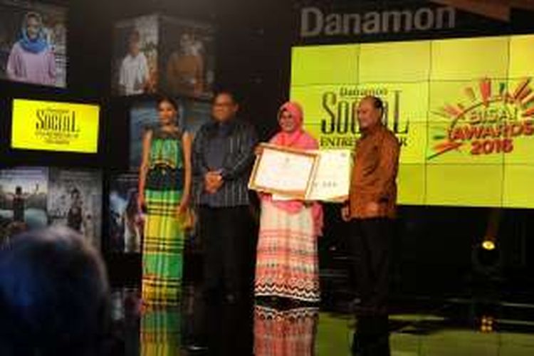 Menteri Koperasi dan UKM Puspayoga memberikan Penghargaan kepada  Dian aryanti pengusaha snanck styles di dampingi JB. Kristiadi sebagai wakil komisaris utama PT Bank Danamon pada acara Danamon sosial Entrepreneur Award di Jakarta (10/11/2016).