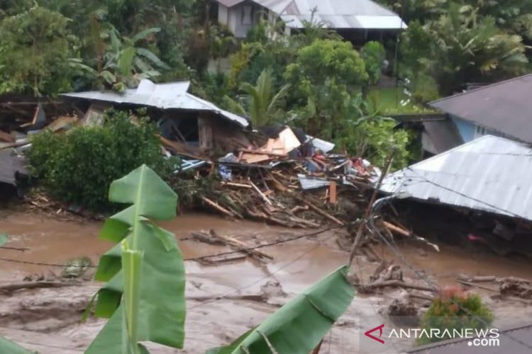 Rumah warga di Minahasa Tenggara yang rusak akibat banjir bandang , Senin (20/9). ANTARA/HO- Dok. pribadi
