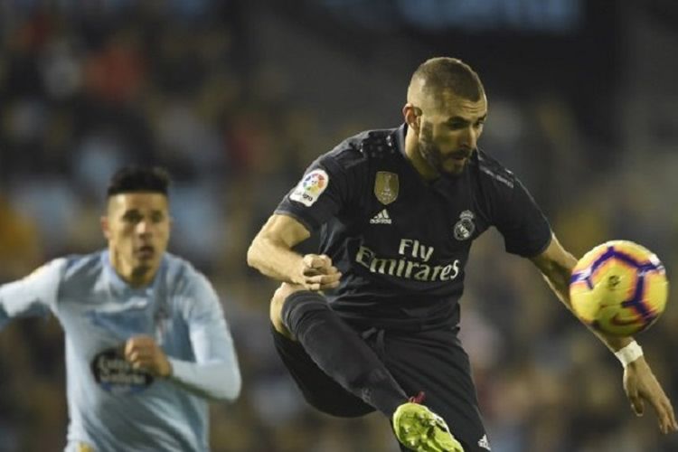 Karim Benzema dibayang-bayangi Facundo Roncaglia pada laga Celta Vigo vs Real Madrid di Stadion Balaidos dalam lanjutan La Liga Spanyol, 11 November 2018. 