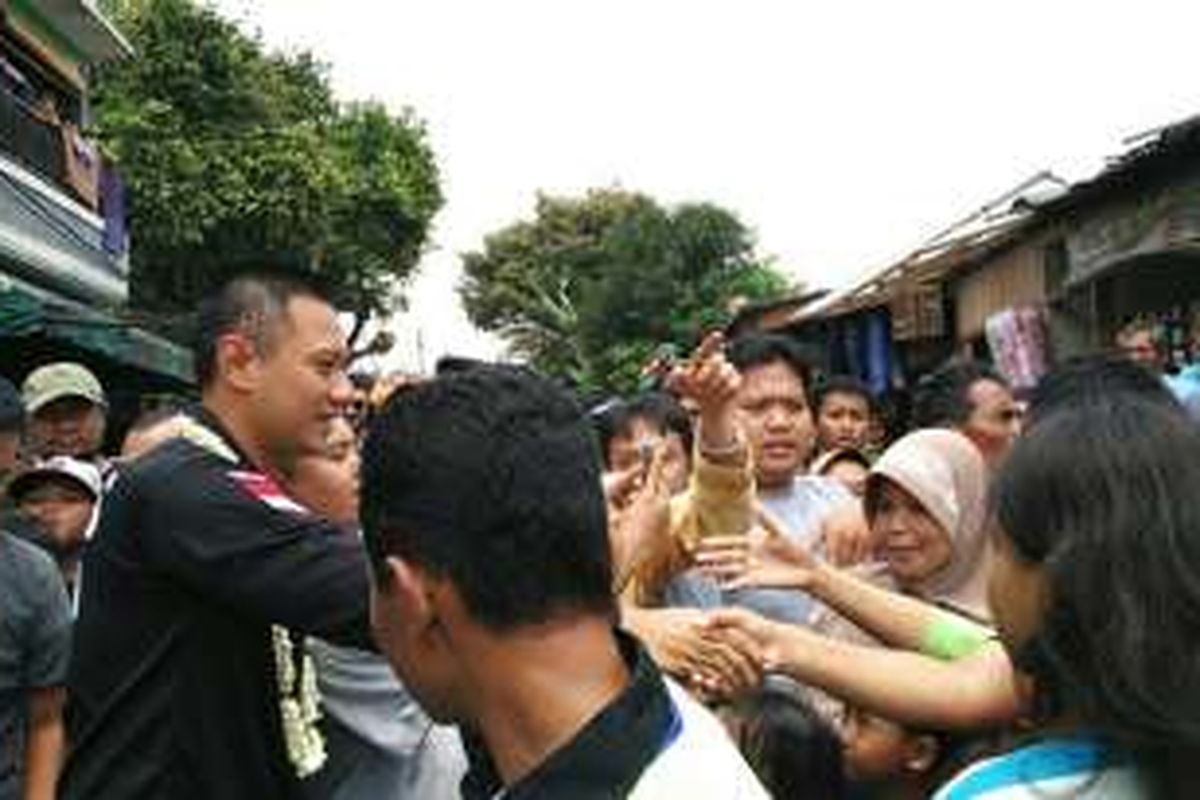 Calon gubernur DKI Jakarta Agus Harimurti Yudhoyono bersalaman dengan warga Bangka, Kelurahan Pela Mampang, Mampang Prapatan, Jakarta Selatan, Sabtu (12/11/2016).  