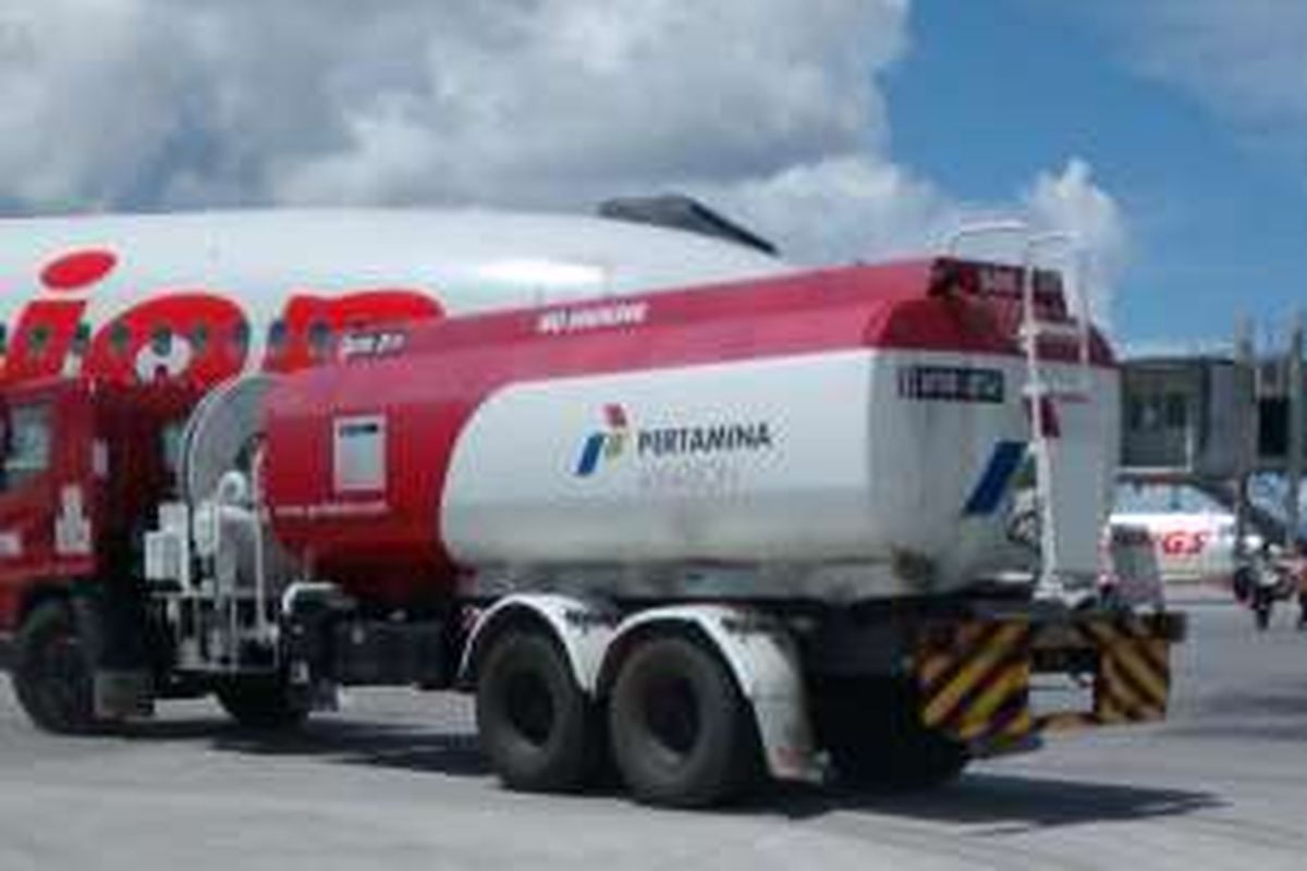 Ilustrasi: Tangki avtur Pertamina mengisi bahan bakar pesawat di Bandara Sentani, Jayapura, beberapa waktu lalu.