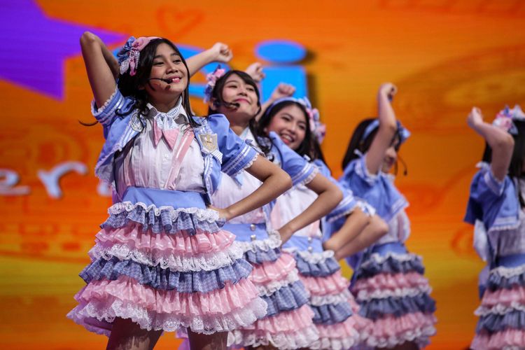 Member JKT48 tampil dengan lagu berjudul Everyday Kachuusha di acara Selebrasi (Selebritas Beraksi) di Studio Kompas TV, Jakarta, Selasa (26/6/2018). Lagu itu merupakan salah satu singel yang akan dilepas JKT48 pada 1 Juli 2018 mendatang.