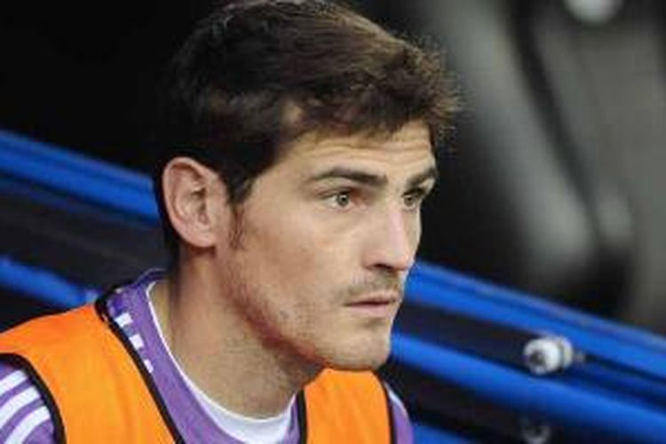 Penjaga gawang Real Madrid, Iker Casillas, duduk di bangku cadangan ketika mereka melawan Real Betis di pekan pertama La Liga, Minggu (18/8/2013).