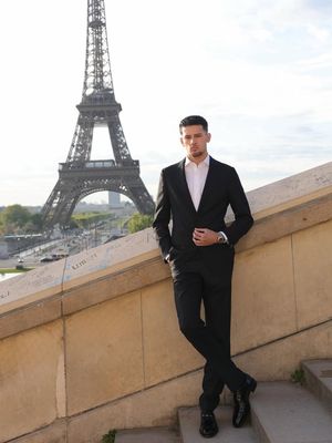 Gaya prewedding Jennifer Coppen dan Justin Hubner di Paris tampil elegan dan klasik, dengan sentuhan modern berlatar romantis Menara Eiffel.
