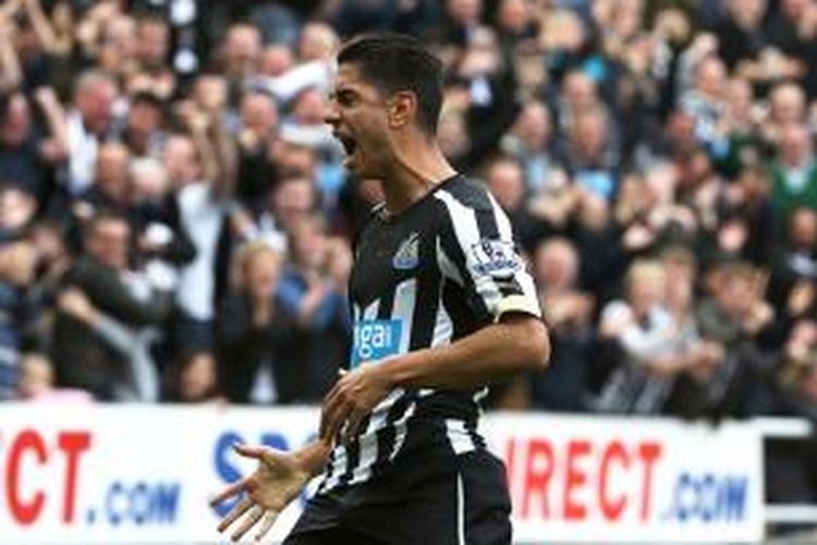 Pemain Newcastle United, Ayoze Perez, merayakan golnya seusia mencetak gol ke gawang Liverpool, pada pertandingan lanjutan Premier League, Sabtu (1/11/2014). 