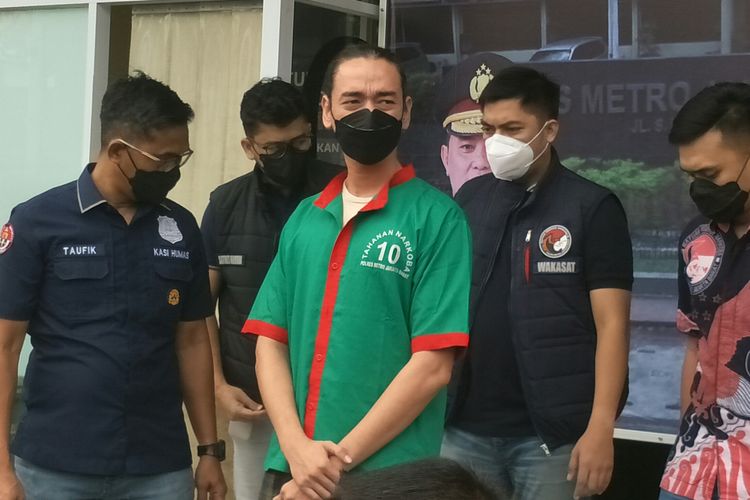 Vokalis Sisitipsi, Muhammad Fauzan Lubis (baju hijau) tersangka kasus dugaan penyalahgunaan narkoba saat dihadirkan dalam rilis resmi di Polres Metro Jakarta Barat, Jumat (18/3/2022).