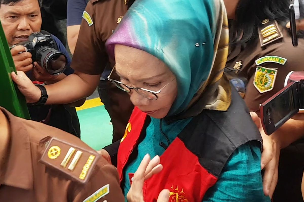 Ratna Sarumpaet saat memasuki mobil tahanan seusai menjalani persidang di Pengadilan Negeri Jakarta Sealtan, Selasa (9/4/2019).