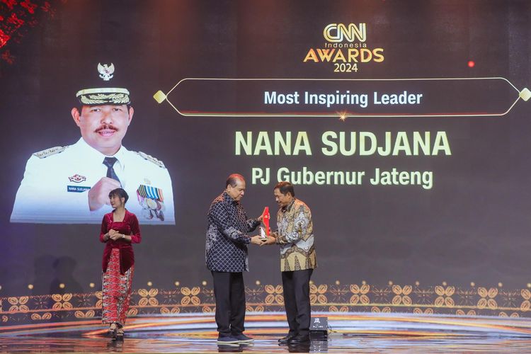 Pj Gubernur Jateng Nana Sudjana mendapat penghargaan Most Inspiring Leader pada ajang CNN Indonesia Awards 2024 yang diselenggarakan di Hotel Padma, Kota Semarang, Rabu (14/8/2024).