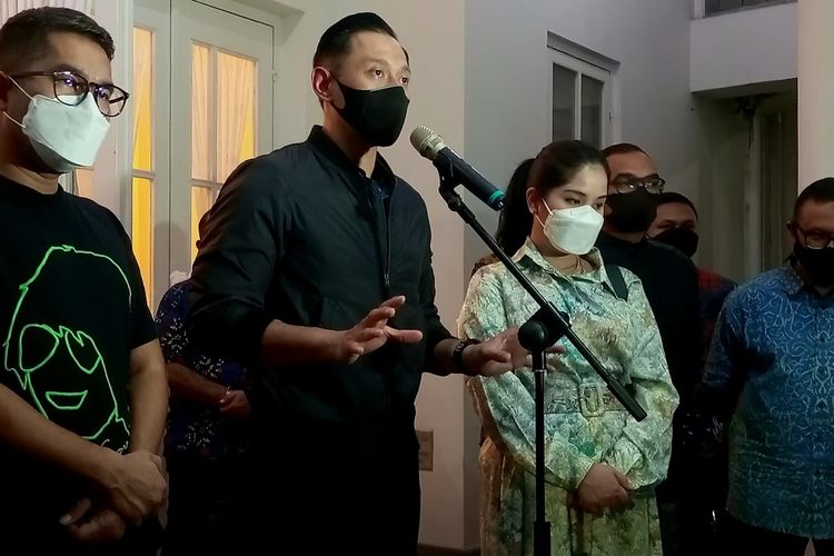 Ketua Umum Partai Demokrat Agus Harimurti Yudhoyono menjawab sikapnya terkait koalisi tiga partai usai bersilaturahim dengan Gubernur Sumut Edy Rahmayadi di rumah dinasnya, Minggu (15/5/2022) malam