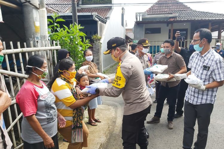 Kapolres Salatiga AKBP Rahmad Hidayat memberdayakan napi asimilasi dalam kegiatan sosial