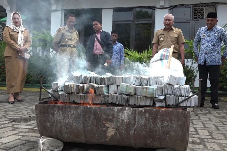 Dinas Dukcapil kota palopo memusnahkan puluhan ribu kartu tanda penduduk di halaman kantor Disdukcapil, Senin (17/12/2018)