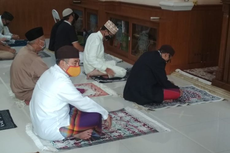 Wali Kota Bekasi, Rahmat Effendi saat shalat Idul Fitri di Masjid Al Kautsar, Pekayon, Bekasi, Minggu (24/5/2020).