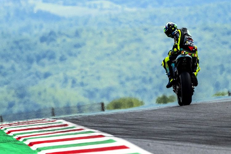 Pebalap Petronas Yamaha SRT, Valentino Rossi, pada sesi latihan bebas MotoGP Italia di Sirkuit Mugello, Jumat (28/5/2021).