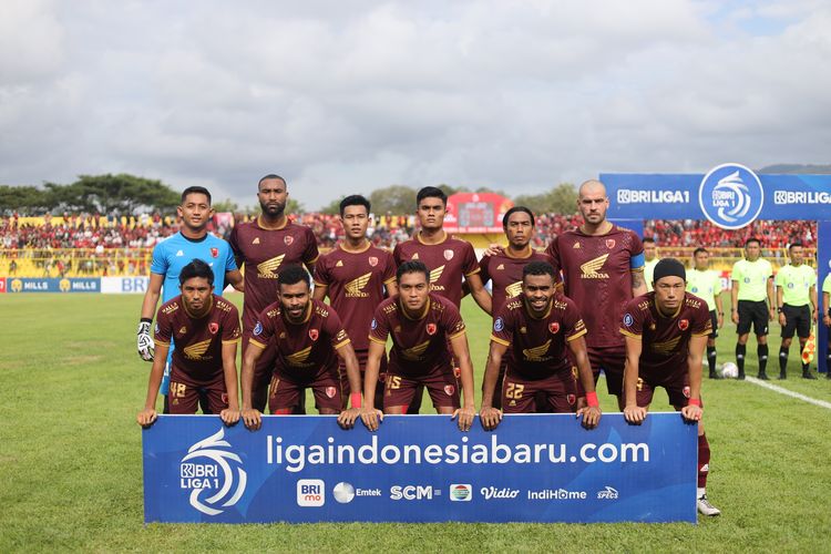 Pemain inti PSM Makassar saat menghadapi Persik Kediri saat pertandingan pekan ke-25 Liga 1 2022-2023 yang berakhir dengan skor 2-1 di Stadion Gelora BJ Habibie Pare-pare, Minggu (19/2/2023) sore. Terkini, PSM akan menjamu Bhayangkara FC pada Jumat (17/3/2023). Artikel ini memuat link live streaming PSM vs Bhayangkara.