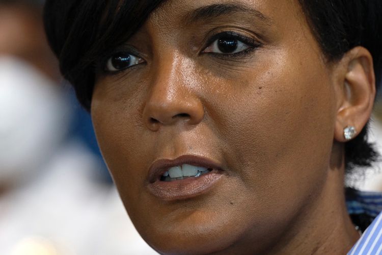 Wali Kota Atlanta Keisha lance Bottoms saat mengumumkan jam malam di Atlanta, seiring merebaknya demonstrasi besar akibat kematian George Floyd. Foto diambil pada 30 Mei 2020.