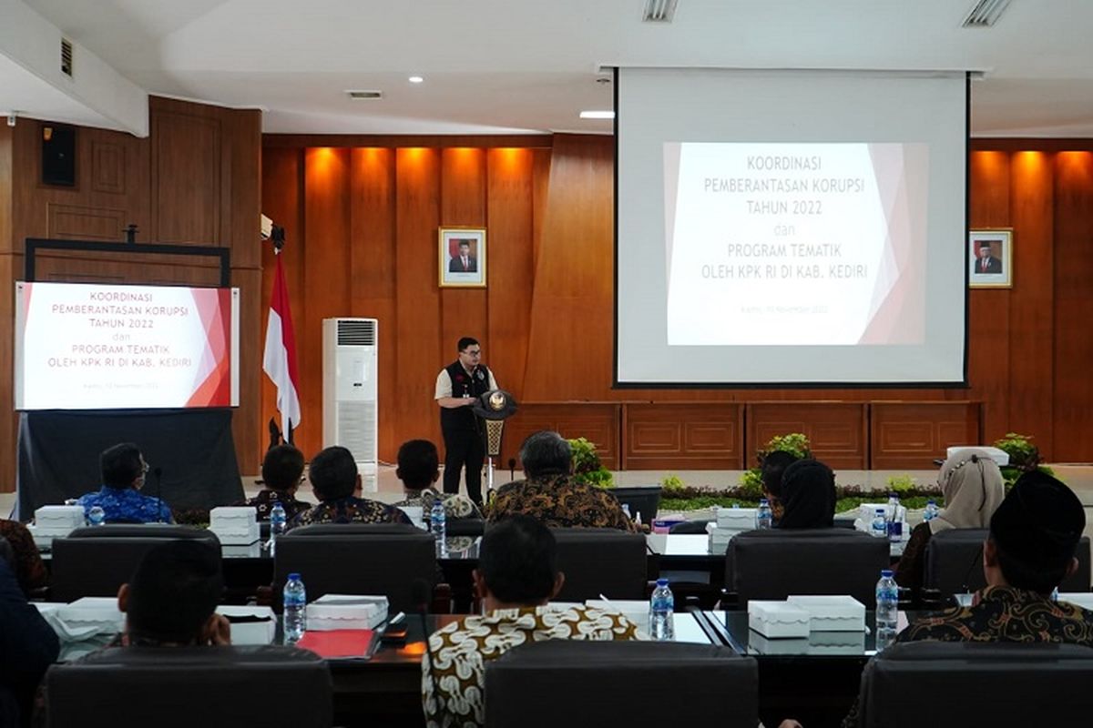 Bupati Kediri Hanindhito Himawan Pramana mendorong target MCP di Kabupaten Kediri, Jawa Timur, hingga 90 persen pada 2022.