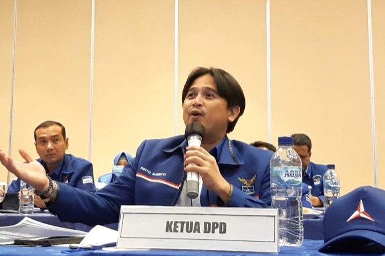 Ketua DPD Demokrat Jawa Tengah Rinto Subekti saat konferensi pers di Hotel Candi Semarang, Jumat (5/3/2021).