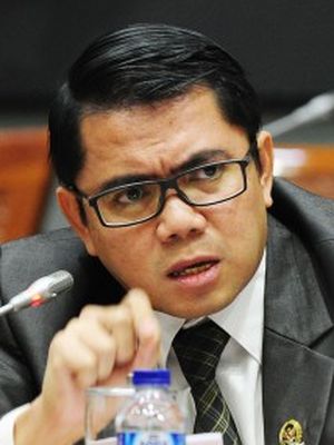 Arteria Dahlan, Deputi Penerangan Masyarakat untuk Satgas Covid-19 DPR RI memberikan keterangan pers terkait tiga aksi nyata Satgas Covid-19, Minggu (19/4/2020)