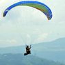 Festival Paralayang dengan Kostum Unik Meriahkan Langit Gunung Gajah Telomoyo