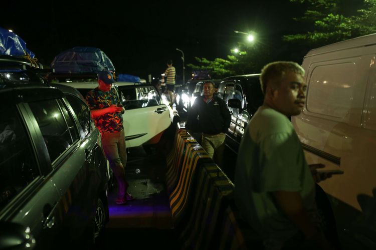 Pemudik kendaraan roda empat antre masuk kapal feri di Dermaga Eksekutif Pelabuhan Merak, Cilegon, Banten, Selasa (18/4/2023). PT ASDP Indonesia Ferry (Persero) menyampaikan ada penurunan jumlah penumpang dari Pelabuhan Merak Banten menuju Bakauheni Lampung pada H-5 Lebaran dibanding tahun sebelumnnya.