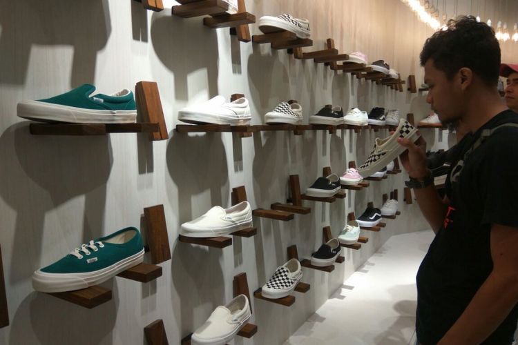 Sepatu Vault by Vans koleksi Vans OG.