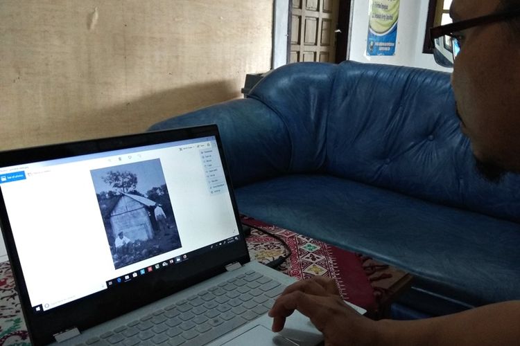 Arsip Paris Dinas Kearsipan dan Perpustakaan Kabupaten Magetan Ainin Budi Hartanto memperlihatkan foto warung ayng berada di jalur pendakian Puncak Gunugn Lawu yang dibuat tahun 1920an.