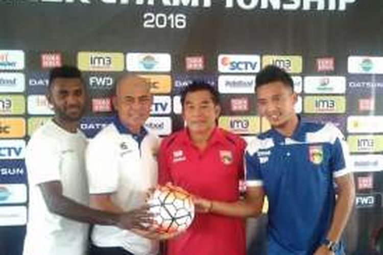 Bek Persib Yanto Basna, Pelatih Persib Herrie Setiawan, Pelatih Mitra Kukar Subangkit dan kapten Mitra Kukar Bayu Pradana usai melakukan jumpa pers di Graha Persib, Jalan Sulanjana, Jum'at (17/6/2016)