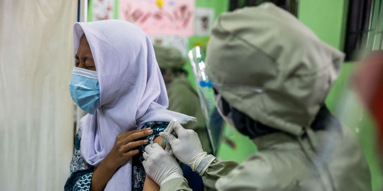A student receives a dose of Covid-19 vaccine in Jakarta, Thursday, July 1, 2021. 