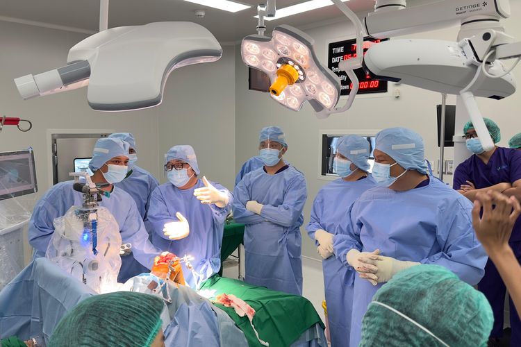 Tim dokter bedah dari Mayapada Hospital Surabaya yang berhasil melakukan teknologi robotik total knee replacement.