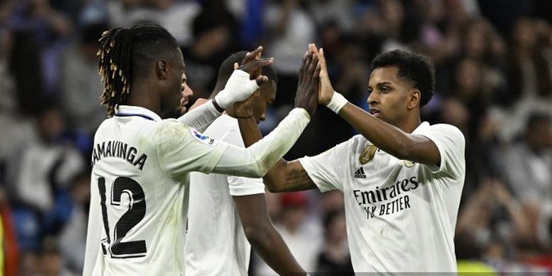 Penyerang Real Madrid, Rodrygo (kanan), melakukan selebrasi bersama Eduardo Camavinga (kiri) setelah mencetak gol kedua timnya ke gawang Rayo Vallecano pada pekan ke-36 LaLiga Spanyol di Stadion Santiago Bernabeu, Madrid, Rabu (24/5/2023). Real Madrid menang 2-1. Selanjutnya, Real Madrid akan melawan Sevilla pada pekan ke-37 Liga Spanyol 2022-2023. Laga Sevilla vs Real Madrid akan digelar pada Minggu (28/5/2023) dini hari WIB.