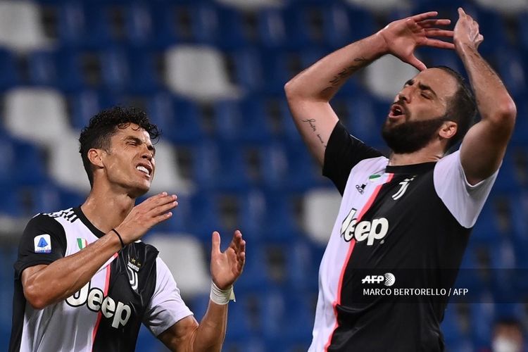 Cristiano Ronaldo dan Gonzalo Higuain bereaksi pada laga Liga Italia antara Sassuolo dan Juventus di Stadion Mapei pada Kamis (16/7/2020) dini hari WIB.