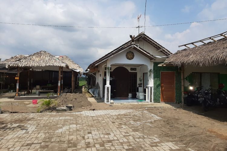 Rumah kontrakan Raja Keraton Agung Sejagat Totok Santoso di RT 05/RW 04 Dusun Berjo Kulon, Desa Sidoluhur, Kecamatan Godean, Kabupaten Sleman di geledah polisi, Rabu (15/1/2020) dini hari.