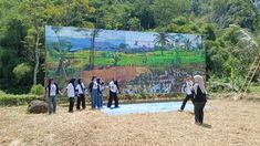 Saat Lukisan Raksasa Karya 60 Seniman Lokal Jelekong Berdiri di Pematang Sawah