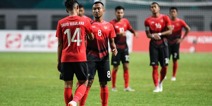 Pesepak bola Indonesia Septian David Maulana dihibur rekan satu tim usai gagal dalam adu tendangan penalti saat pertandingan Babak 16 besar Asian Games ke 18 di Stadion Wibawa Mukti, Cikarang, Jawa Barat, Jumat (24/8/2018). Indonesia kalah adu penalti dengan skor 3-4.