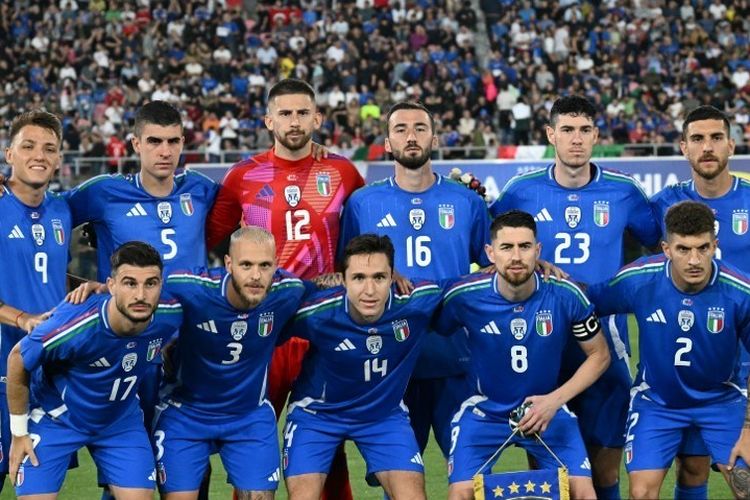 Pemain timnas Italia berpose dalam uji coba jelang Euro 2024 melawan Turkiye di Stadion Renato Dall'Ara, Bologna, 4 Juni 2024. (Photo by Alberto PIZZOLI / AFP)