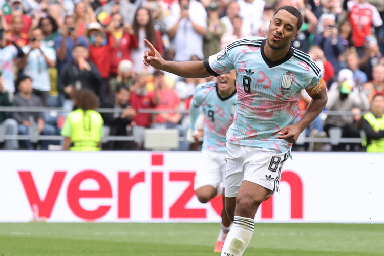 Sebut Man United Lebih Besar, Youri Tielemans Minta Maaf ke Fans Aston Villa