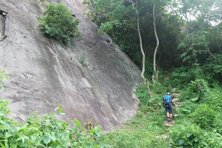 Tim Kompas.com bersiap memanjat Tebing Gunung Parang untuk menuju hotel gantung Padjajaran Anyar via Kampung Cisaga, Desa Sukamulya, Kecamatan Tegal Waru, Kabupaten Purwakarta, Jawa Barat, Sabtu (18/11/2017). Hotel gantung Padjajaran Anyar merupakan hotel yang berada di Tebing Gunung Parang dengan ketinggian 500 meter dari kaki tebing.