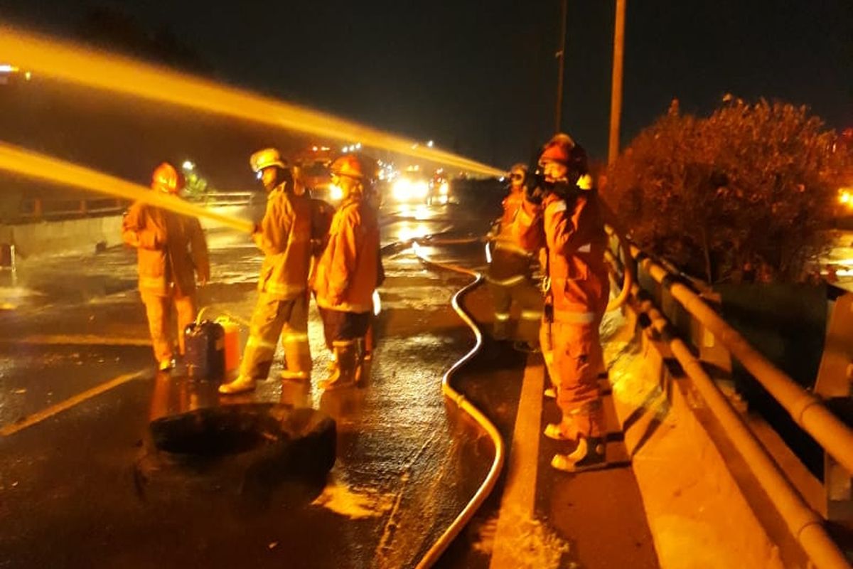 Truk terbakar di Jalan Ahmad Yani,  Tol Wiyoto-Wiyono, Rawamangun, Jakarta Timur, Minggu (21/7/2019).