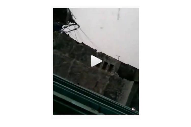 Video viral yang beredar merekam peristiwa angin puting beliung di Slangit, Cirebon, Jawa Barat, pada Sabtu (2/1/2020).