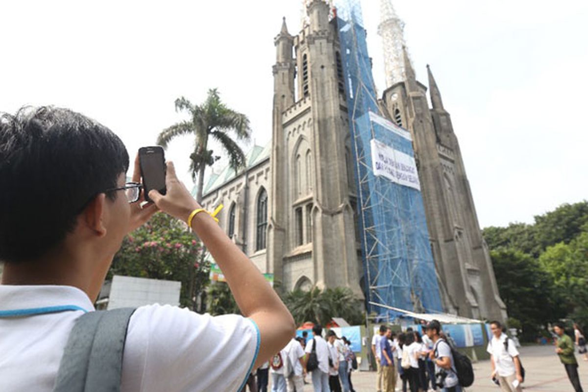 Siswa-siswa sekolah menengah di Jakarta dan sekitarnya mengunjungi Gereja Katedral, Kamis (15/6/2017), dalam kegiatan bertajuk  Wisata Rumah Ibadah. Selain Gereja Katedral mereka juga mengunjungi Gereja Kristen Immanuel, Masjid Istiqlal, Pura Adhitya Jaya Rawamangun, dan Kuil Hoseji.