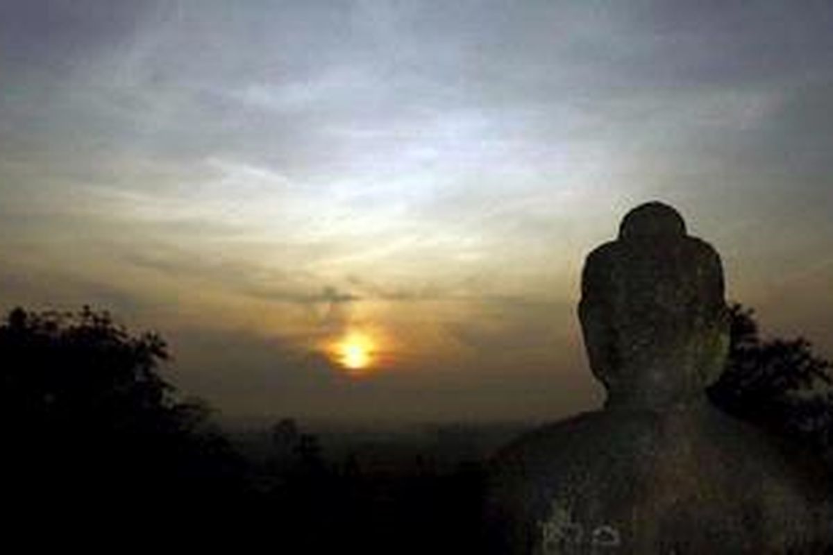 Pemandangan matahari terbit dari balik gunung merapi dengan latar depan stupa budha di Candi Borobudur, Magelang, Jawa Tengah, Rabu (20/4/2011). Wisatawan yang ingin melihat pemadangan matahari terbit setidaknya harus ada di Candi Borobudur pada pukul 04.30 WIB. Untuk wisatawan lokal dikenakan biaya Rp 220000 dan wisatawan asing Rp 320000.  
