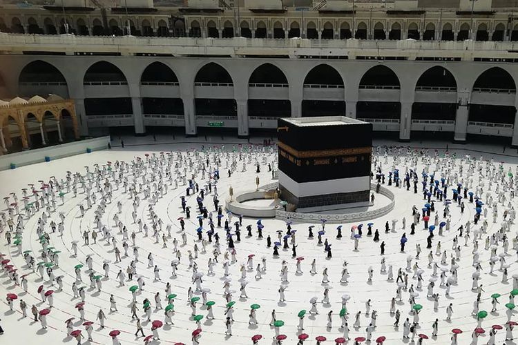 Para jemaah haji tengah melakukan tawaf sembari menjaga jarak fisik