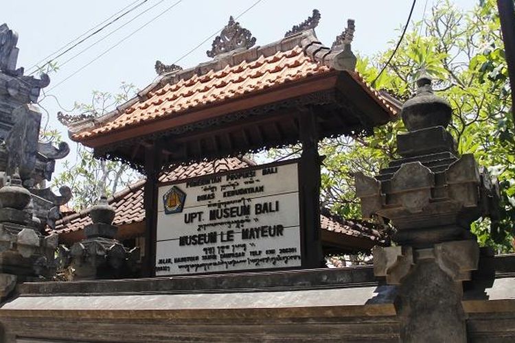 Bangunan Museum Le Mayeur dilihat dari sebelum pintu masuk. Museum Le Mayeur terletak di Jalan Hang Tuah, Sanur Kaja, Denpasar Selatan, Kota Denpasar, Bali. 
