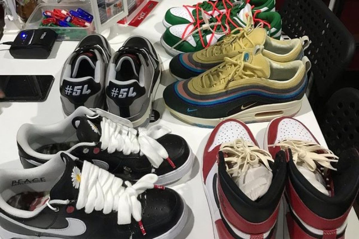 Berlokasi di Grogol, Jakarta Barat, Shoe Mo yang telah berdiri sejak tahun 2016 juga menjadi pilihan untuk laundry sepatu.