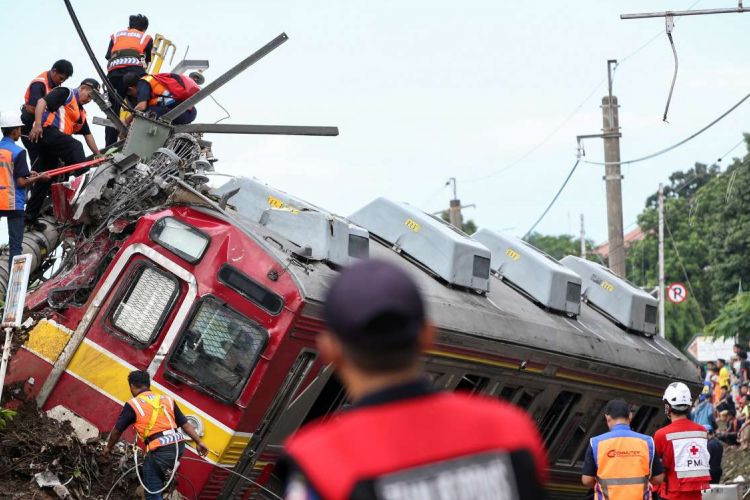 Proses evakuasi Kereta Rel Listrik 1722 jurusan Jatinegara - Bogor yang anjlok saat melintas di antara Stasiun Cilebut dan Bogor, Minggu (10/3/2019). Akibatnya, enam orang mengalami luka-luka dan sejumlah perjalanan KRL lintas Jakarta Kota-Bogor terganggu.