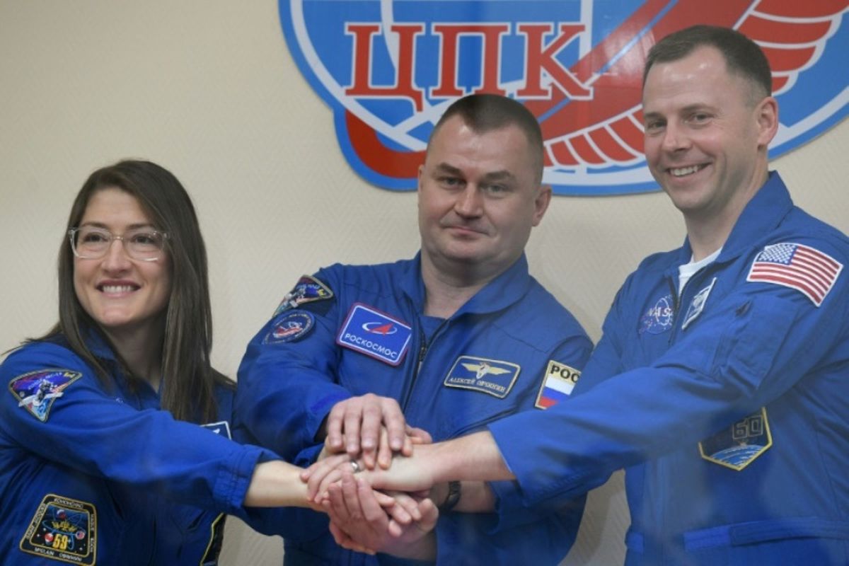 Dari kiri ke kanan: Astronot AS Christina Koch dan Nick Hague bersama kosmonot Rusia Alexey Ovchinin dijadwalkan meluncur ke ISS besok.